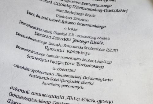 Nr 03.08. • Akt Erekcyjny Uniwersyteckiego Centrum Stomatologii. Oryginalny pergamin. Kaligrafia. Style celtycki. Karneol Nr 03.08. • Akt Erekcyjny Uniwersyteckiego Centrum Stomatologii. Oryginalny pergamin. Kaligrafia. Style celtycki.