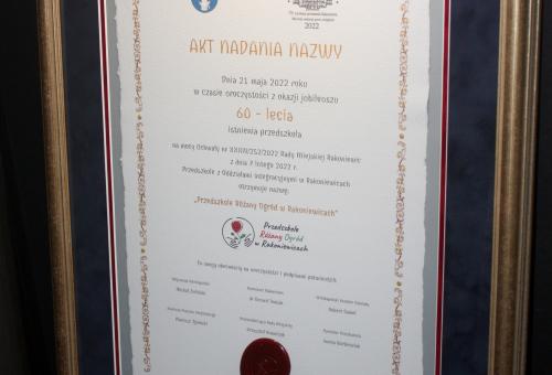 Karneol Nr 03.16. • Akt nadania nazwy przedszkolu. Kaligrafia. Ręczna grafika i złocenie. Oprawa w ramę z drewna. 