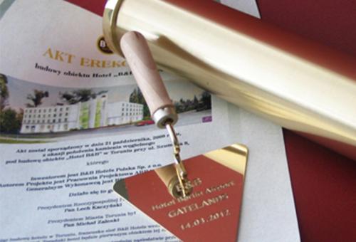 Karneol Nr 03.17. • Tuba mosiężna do aktu erekcyjnego polerowana. Kielnia pamiątkowa z grawerowaną nazwą obiektu i datą. 	