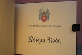 Karneol K-04.P-03.02 • Styl pisma – gotyk tekstura. Księga Rodu. Strona tytułowa.