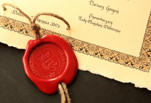 Karneol K-05.P-02.01 • Pieczętowanie dokumentu lakiem z przywieszeniem do dokumentu.