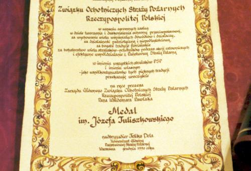 Karneol K-05.P-02.02 • Pieczętowanie dokumentu pieczęcią woskową, przywieszoną sznurkiem.