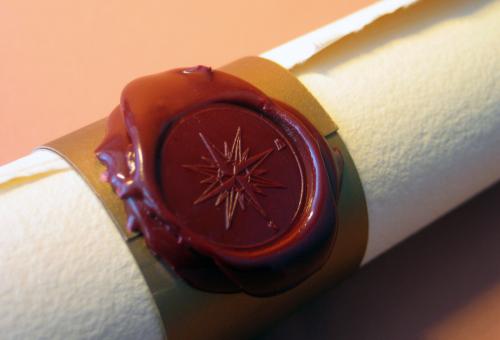 Karneol K-05.P-03.05 • Pieczęć lakowa "róża wiatrów" na opasce z kartonu ozdobnego.