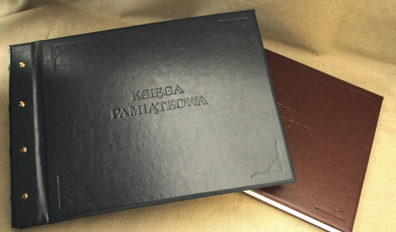 Karneol K-05.P-01.02 • Księgi pamiątkowe. Oprawa w materiał skóropodobny. Tłoczenie tytułu.