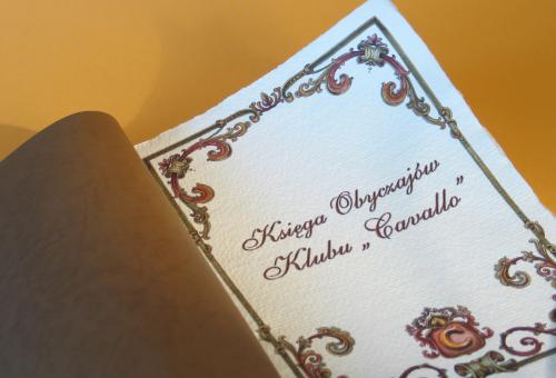 Karneol K-06.P-03.03 • Księga Obyczajów Klubu. Zdobienie strony tytułowej.