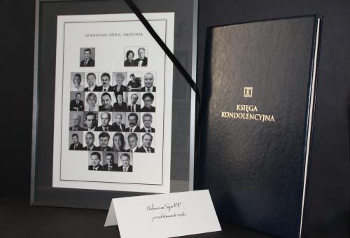 Karneol K-06.P-04.02 • Księga kondolencyjna i tableau ofiar katastrofy.