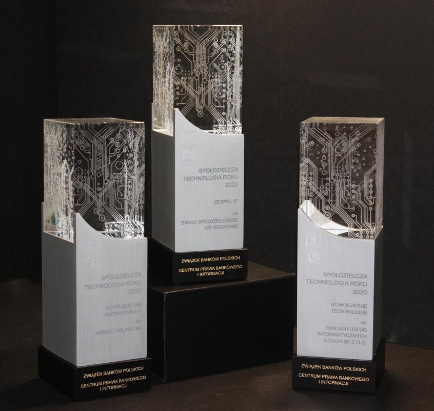 Karneol K-06.P-01.06 • Nagroda – statuetka Spółdzielcze Technologie Roku z metalu i szkła kryształowego.