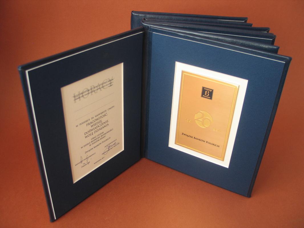 Karneol K-06.P-02.01 • Nagrody – plakietki z dyplomem w okładce. Jubileusz 20-lecia.