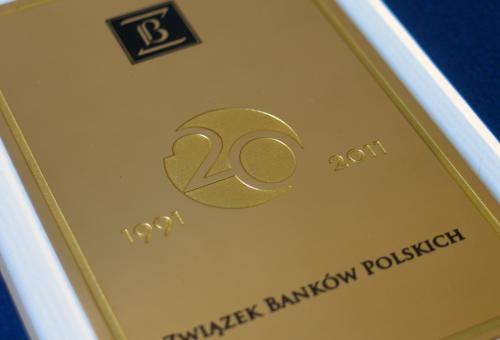 Karneol K-07.P-02.05 • Plakietka jubileuszowa 20-lecia firmy. Mosiądz grawerowany. Emalia