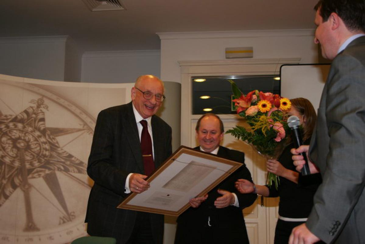 Karneol K-08.P-01.17 • Upominek jubileuszowy. Stary dokument oprawiony w ramę. Dedykacja na plecach.