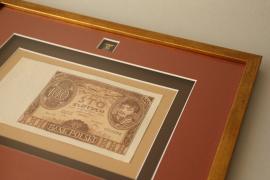 Karneol K-08.P-01.01 • Upominek. Oprawa starego banknotu w ramę z drewna.
