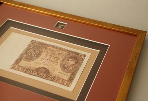 Karneol K-08.P-01.01 • Upominek. Oprawa starego banknotu w ramę z drewna.