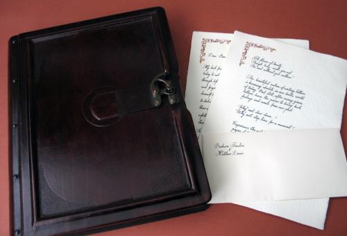 Karneol K-08.P-02.12 • Unikalny upominek personalizowany na papierze czerpanym. Kaseta ze skóry.