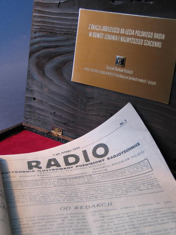 Karneol K-08.P-01.03 • Reprint strony pierwszego numeru gazetki Radio. Gratulacje z okazji Jubileuszu.