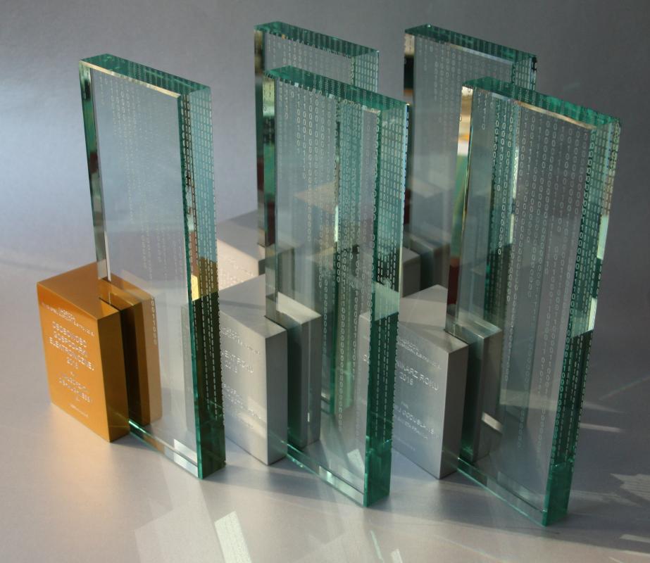 Karneol Nr 04.01 • Kongres Gospodarki Elektronicznej ZBP. Statuetka – nagroda. Szkło i aluminium.	