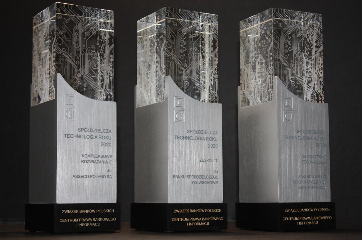 Nr 04.03 • Spółdzielcza Technologia Roku. Personalizacja nagrody. Statuetka. Nagroda. Szkło kryształowe i aluminium. Karneol Nr 04.03 • Spółdzielcza Technologia Roku. Personalizacja nagrody. Statuetka. Nagroda. Szkło kryształowe i aluminium.
