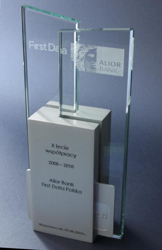 Karneol Nr 04.06 • 10-lecie współpracy FirstData i Alior Bank. Statuetka, nagroda. Szkło i aluminium.	