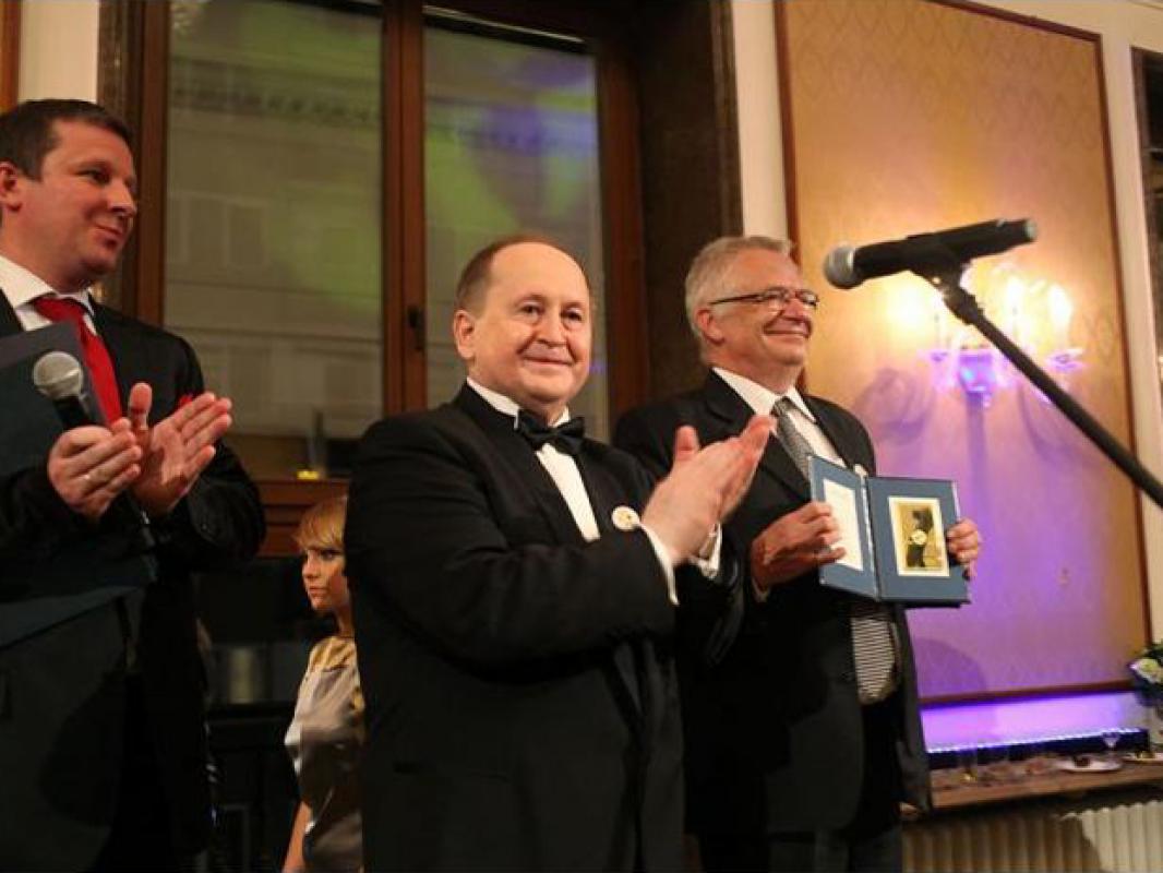 Karneol Nr 04.10 • Wręczanie nagród z okazji jubileuszu 20-lecia ZBP. Plakietka mosiężna grawerowana.	