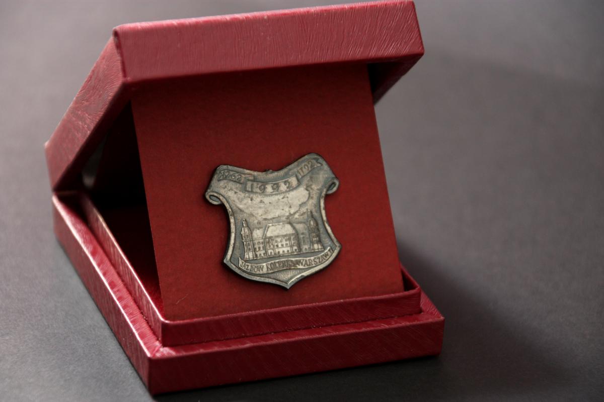 Nr 04.17 • Znaczek metalowy posrebrzany Stowarzyszenia Twórców Muzeum Szpitala Wojskowego na Ujazdowie. Karneol Nr 04.17 • Znaczek metalowy posrebrzany Stowarzyszenia Twórców Muzeum Szpitala Wojskowego na Ujazdowie.