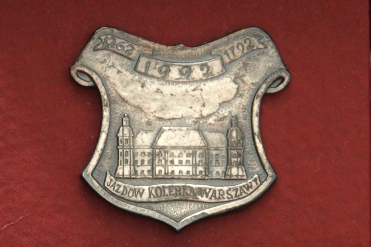 Nr 04.18 • Znaczek metalowy posrebrzany Stowarzyszenia Twórców Muzeum Szpitala Wojskowego na Ujazdowie. Karneol Nr 04.18 • Znaczek metalowy posrebrzany Stowarzyszenia Twórców Muzeum Szpitala Wojskowego na Ujazdowie.