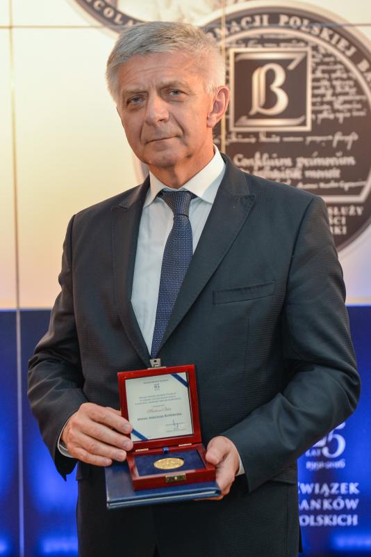 Nr 04.24 • Profesor Marek Belka odznaczony Medalem Mikołaja Kopernika. Karneol Nr 04.24 • Profesor Marek Belka odznaczony Medalem Mikołaja Kopernika.