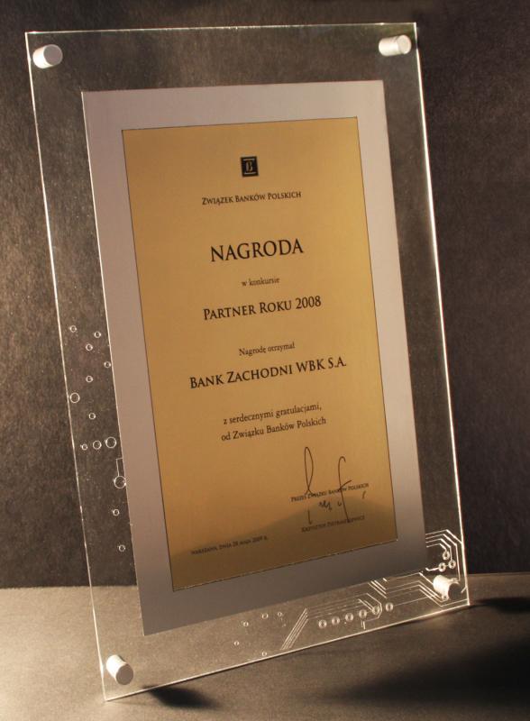 Nr 04.25 • Nagroda Partner Roku. Dyplom na laminacie grawerskim. Tło plexi grawerowane. Karneol Nr 04.25 • Nagroda Partner Roku. Dyplom na laminacie grawerskim. Tło plexi grawerowane.
