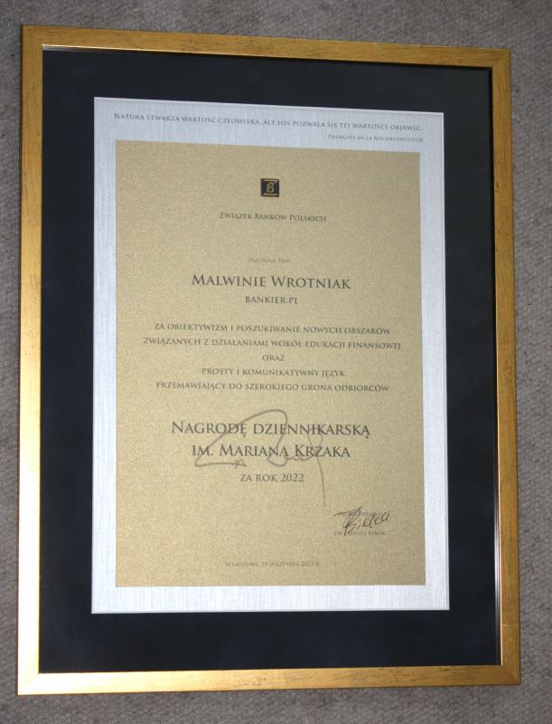 Karneol Nr 04.29 • Nagroda dziennikarska im. Mariana Krzaka – dyplom. Karton metalizowany złoty. Rama z drewna.	