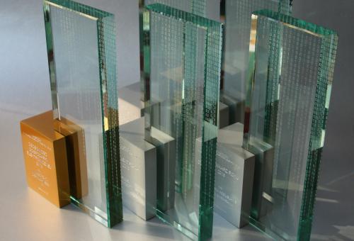 Karneol Nr 04.01 • Kongres Gospodarki Elektronicznej ZBP. Statuetka – nagroda. Szkło i aluminium.	