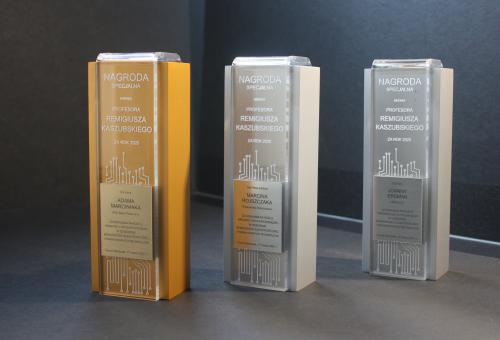 Nr 04.05 • Nagroda im. prof. Remigiusza Kaszubskiego. Statuetka. Aluminium, plexi grawerowane, laminat grawerski. Karneol Nr 04.05 • Nagroda im. prof. Remigiusza Kaszubskiego. Statuetka. Aluminium, plexi grawerowane, laminat grawerski.