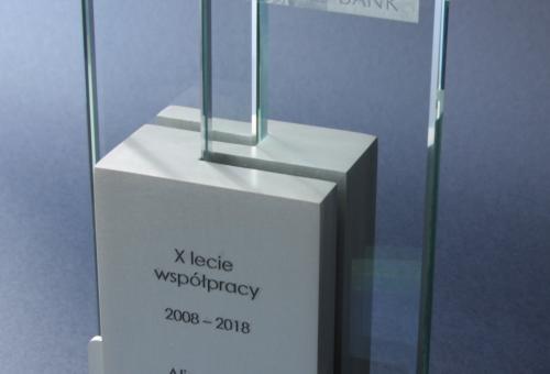 Karneol Nr 04.06 • 10-lecie współpracy FirstData i Alior Bank. Statuetka, nagroda. Szkło i aluminium.	