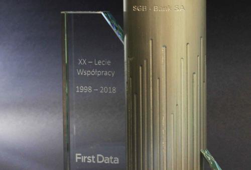 Nr 04.08 • Jubileusz współpracy FirstData – SGB Bank. Statuetka podziękowanie. Karneol Nr 04.08 • Jubileusz współpracy FirstData – SGB Bank. Statuetka podziękowanie.