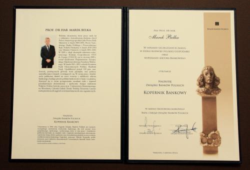Nr 04.09 • Dyplom. Laudacja do nagrody Kopernik Bankowy. Okładka introligatorska. Karneol Nr 04.09 • Dyplom. Laudacja do nagrody Kopernik Bankowy. Okładka introligatorska.