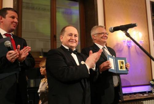 Karneol Nr 04.10 • Wręczanie nagród z okazji jubileuszu 20-lecia ZBP. Plakietka mosiężna grawerowana.	