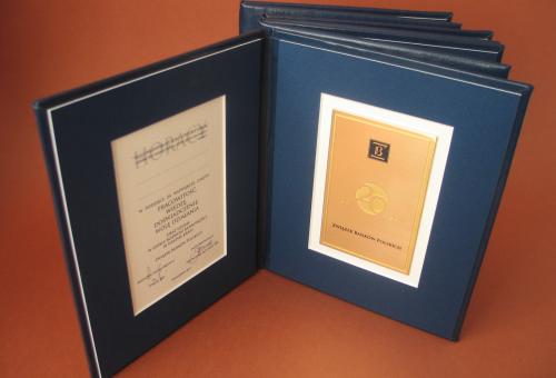 Nr 04.11 • Jubileusz 20-lecia ZBP. Nagroda – plakietka mosiężna z dyplomem w okładce introligatorskiej. Karneol Nr 04.11 • Jubileusz 20-lecia ZBP. Nagroda – plakietka mosiężna z dyplomem w okładce introligatorskiej.