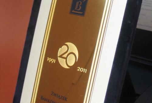Nr 04.16 • Nagrody 20-lecia ZBP. Plakietki w etui – kasetka introligatorska. Karneol Nr 04.16 • Nagrody 20-lecia ZBP. Plakietki w etui – kasetka introligatorska.