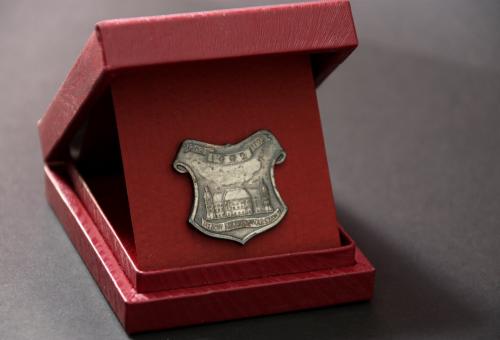 Nr 04.17 • Znaczek metalowy posrebrzany Stowarzyszenia Twórców Muzeum Szpitala Wojskowego na Ujazdowie. Karneol Nr 04.17 • Znaczek metalowy posrebrzany Stowarzyszenia Twórców Muzeum Szpitala Wojskowego na Ujazdowie.