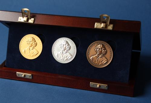 Nr 04.21 • Kasetka z drewna. Etui – oprawa 3 medali Mikołaja Kopernika. Karneol Nr 04.21 • Kasetka z drewna. Etui – oprawa 3 medali Mikołaja Kopernika.