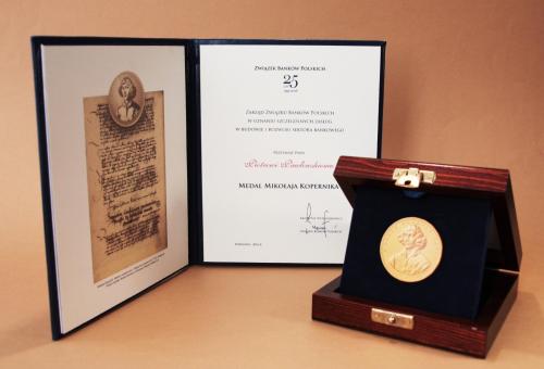 Nr 04.23 • Nagroda - medal Mikołaja Kopernika. Dyplom personalizowany. Karneol Nr 04.23 • Nagroda - medal Mikołaja Kopernika. Dyplom personalizowany.