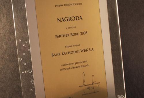 Nr 04.25 • Nagroda Partner Roku. Dyplom na laminacie grawerskim. Tło plexi grawerowane. Karneol Nr 04.25 • Nagroda Partner Roku. Dyplom na laminacie grawerskim. Tło plexi grawerowane.