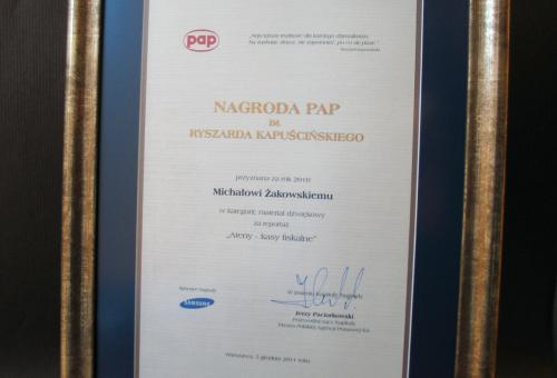 Nr 04.28 • Nagroda Polskiej Agencji Prasowej im. Ryszarda Kapuścińskiego – dyplom. Ręczne złocenie liter tytułowych. Karneol Nr 04.28 • Nagroda Polskiej Agencji Prasowej im. Ryszarda Kapuścińskiego – dyplom. Ręczne złocenie liter tytułowych.
