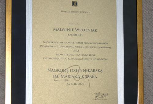 Karneol Nr 04.29 • Nagroda dziennikarska im. Mariana Krzaka – dyplom. Karton metalizowany złoty. Rama z drewna.	
