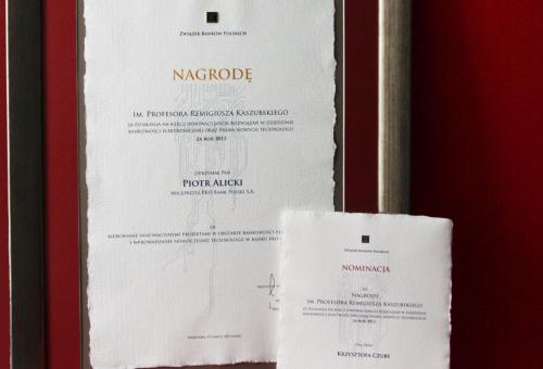 Nr 04.30 • Nagrody ZBP im. prof. Remigiusza Kaszubskiego. Papier czerpany. Rama z drewna. Karneol Nr 04.30 • Nagrody ZBP im. prof. Remigiusza Kaszubskiego. Papier czerpany. Rama z drewna.