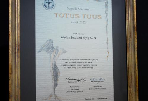 Nr 04.31 • Fundacja Dzieło Nowego Tysiąclecia. Dyplom - nagroda Totus Tuus. Oprawa: stylowa rama z drewna. Karneol Nr 04.31 • Fundacja Dzieło Nowego Tysiąclecia. Dyplom - nagroda Totus Tuus. Oprawa: stylowa rama z drewna.