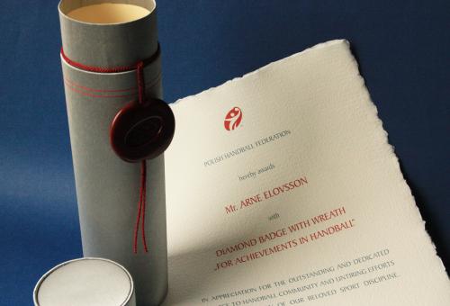 Nr 04.32 • Odznaka Diamentowa Związku Piłki Ręcznej w Polsce. Papier czerpany. Tuba introligatorska srebrna. Pieczęć lakowa. Karneol Nr 04.32 • Odznaka Diamentowa Związku Piłki Ręcznej w Polsce. Papier czerpany. Tuba introligatorska srebrna. Pieczęć lakowa.