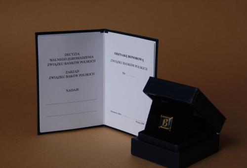 Nr 04.36 • Odznaka honorowa w pudełku. Legitymacja do odznaki. Karneol Nr 04.36 • Odznaka honorowa w pudełku. Legitymacja do odznaki.