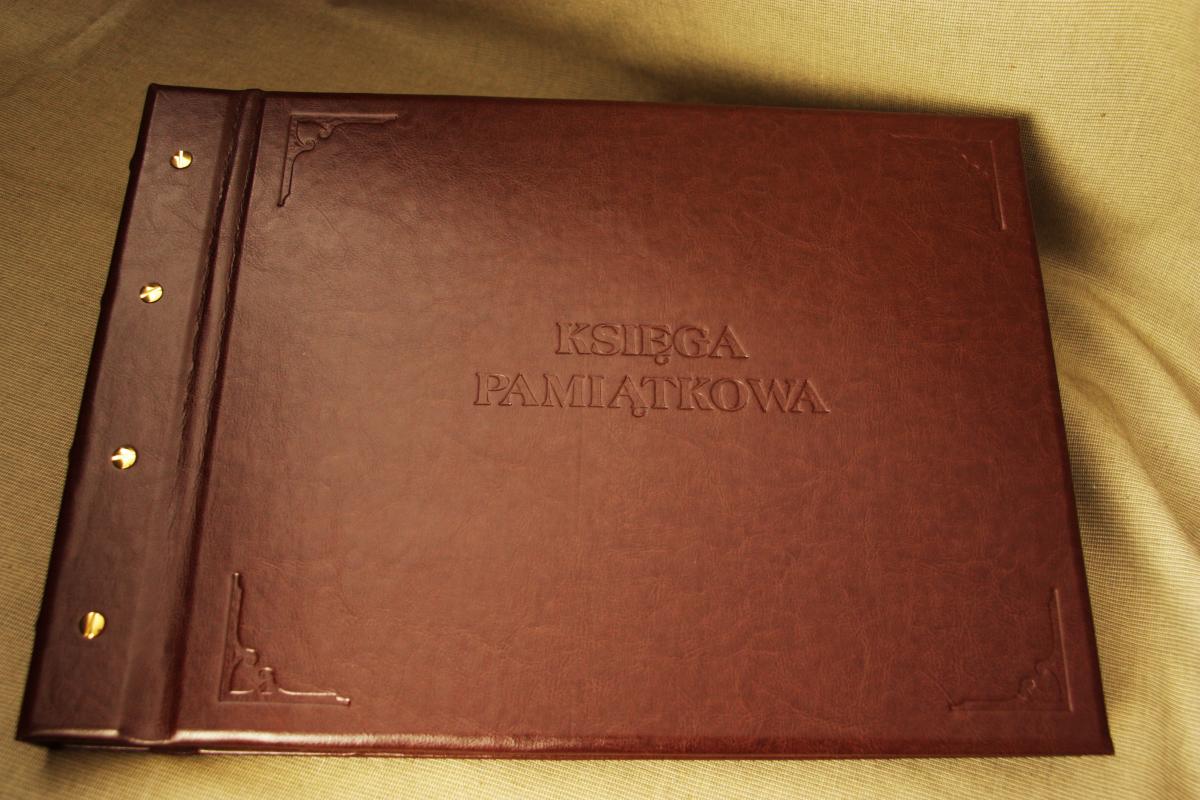Karneol Nr 11.40. • Księga z wymiennymi kartami, możliwością druku, idealna do prowadzenia kroniki wydarzeń.