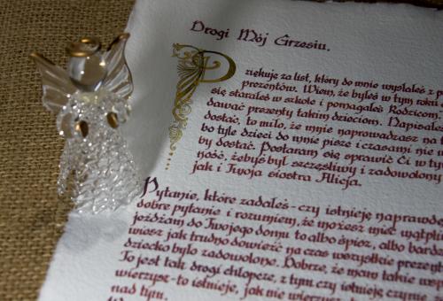 Karneol Nr 11.34. • List dla dziecka od Świętego Mikołaja. Ozdobna, złocona litera inicjałowa. Projekt indywidualny.