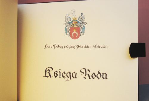 Karneol Nr 11.39. • Strona tytułowa Księgi Rodu. Kaligraficzne pismo ręczne, Projekt indywidualny.